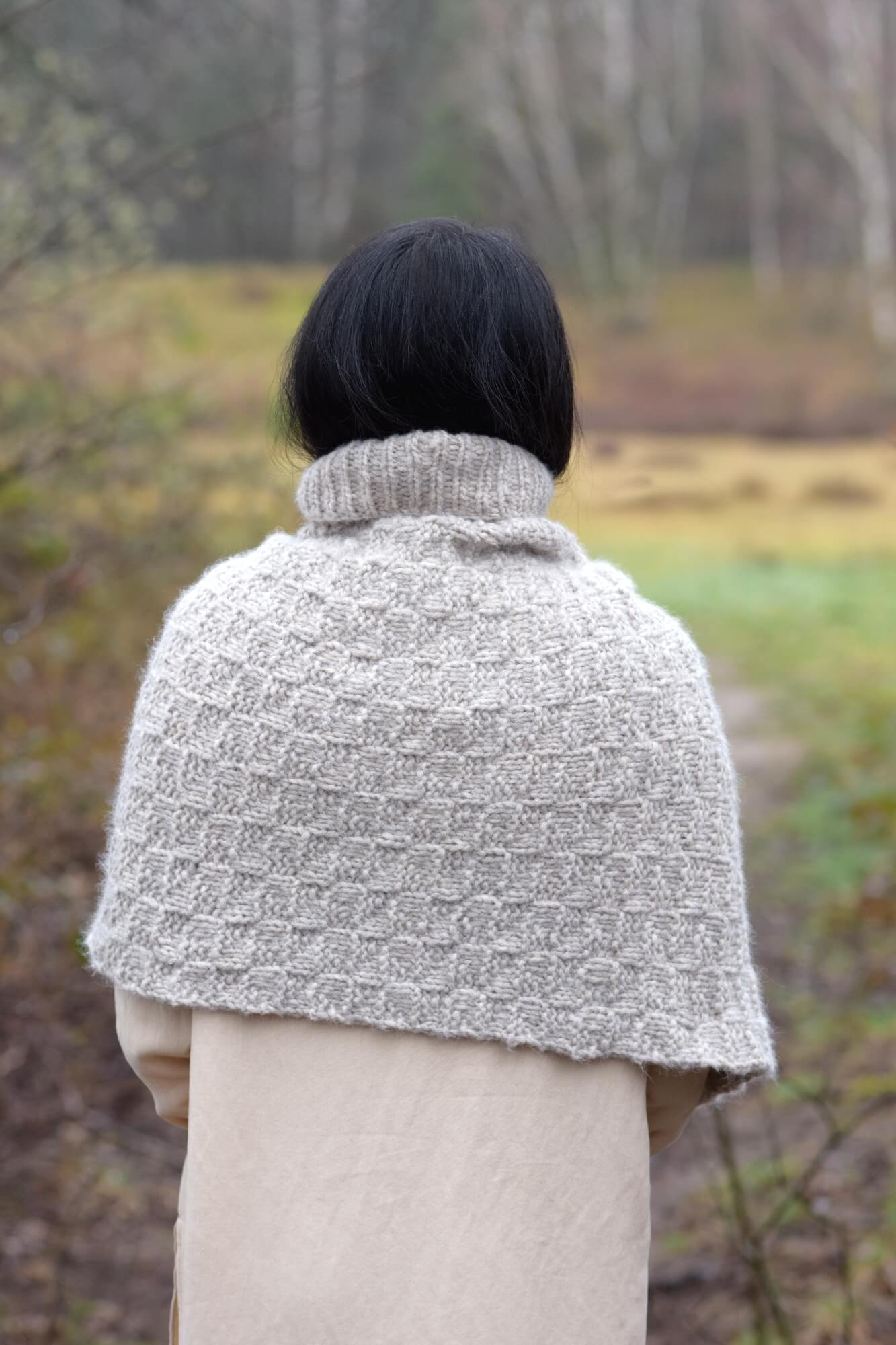 Poncho mit Rollkragen stricken