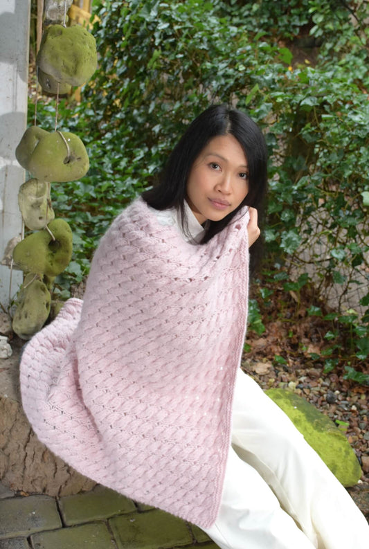 Federleichte Kuscheldecke stricken