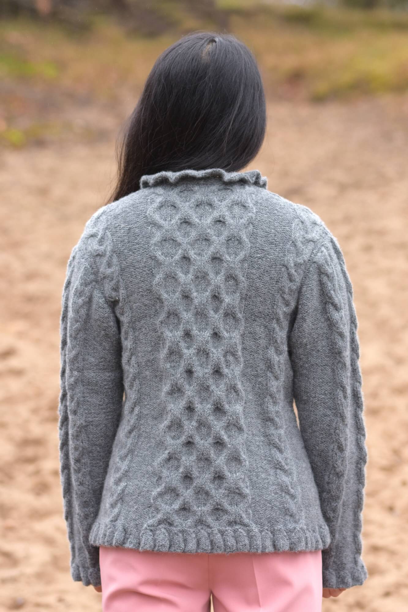 Pullover mit femininen Rüschen stricken