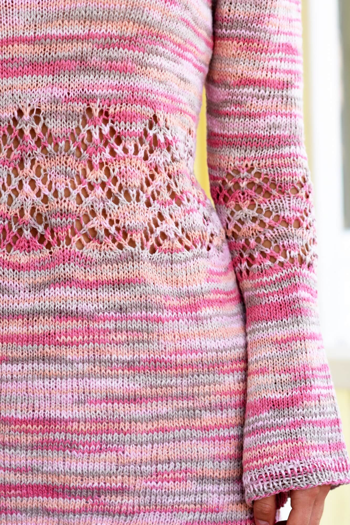 Pullover mit Lochmuster in Ärmel und Rumpf stricken