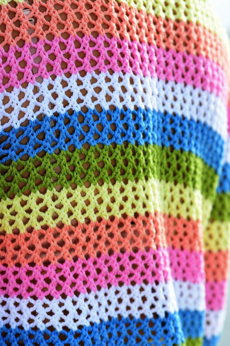 Langen Pullover in Regenbogenfarben stricken