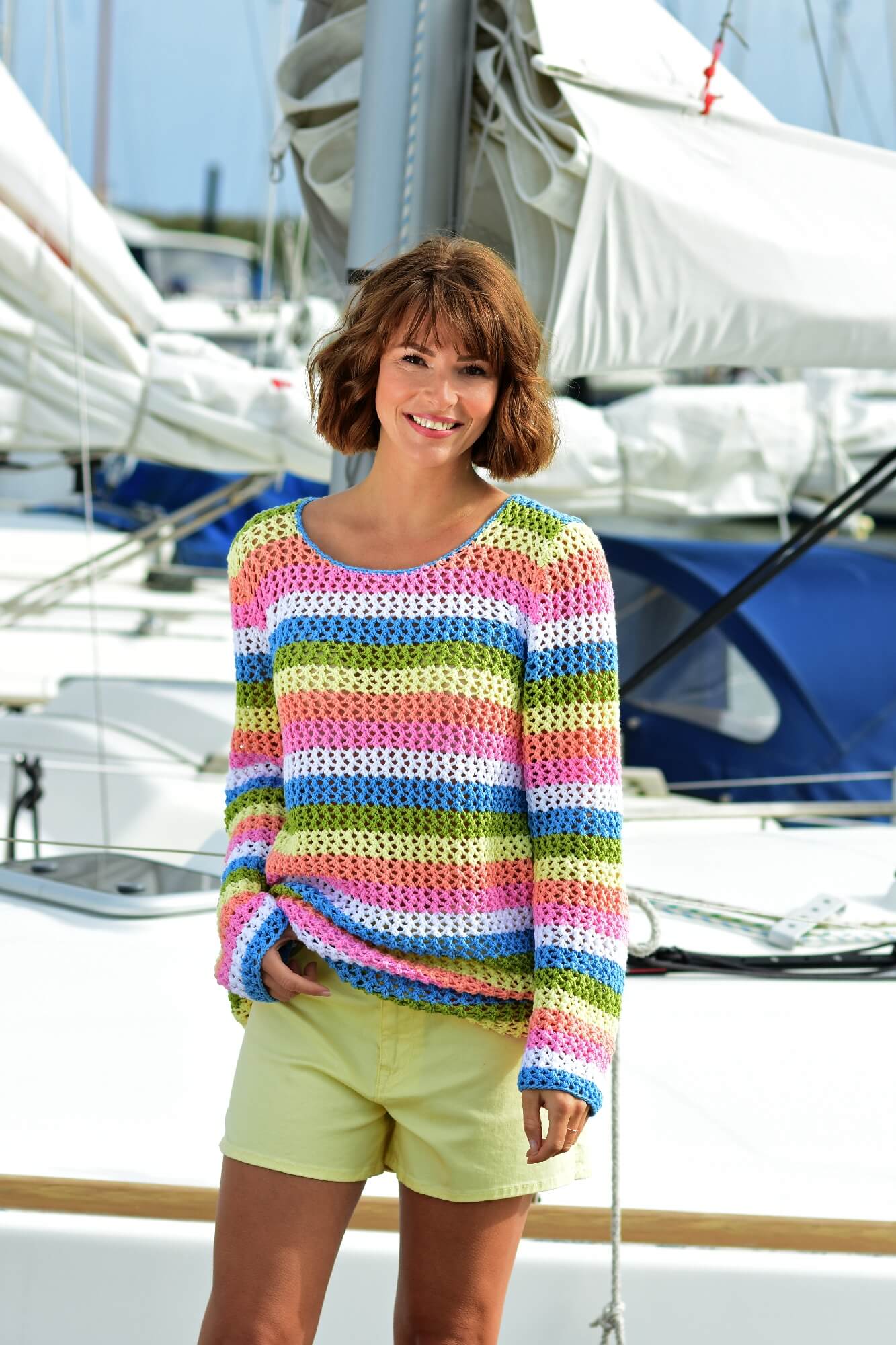 Langen Pullover in Regenbogenfarben stricken