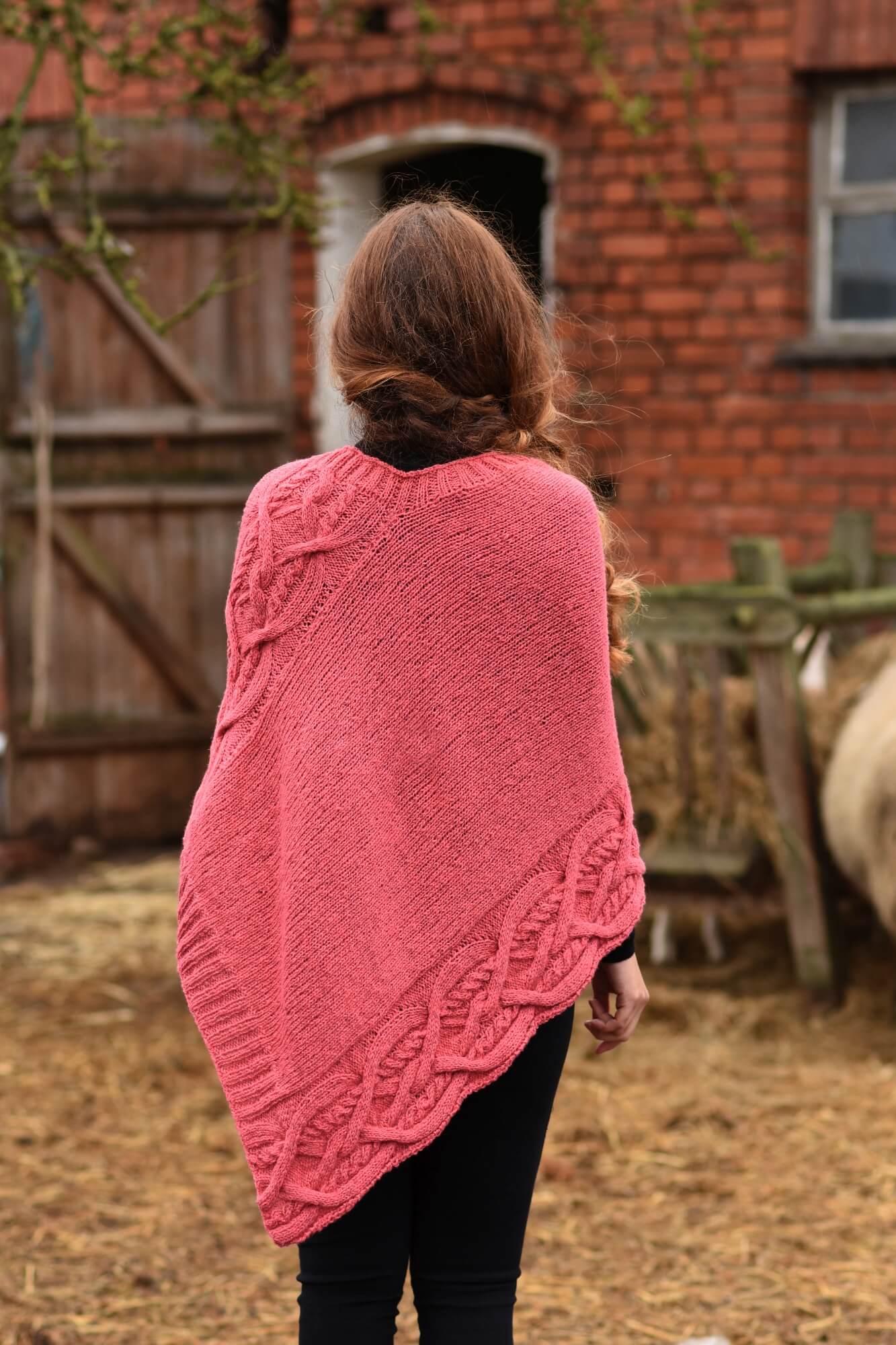 Poncho mit Zopfmuster stricken