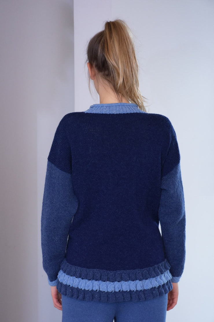 Pullover in verschiedenen Blautönen stricken