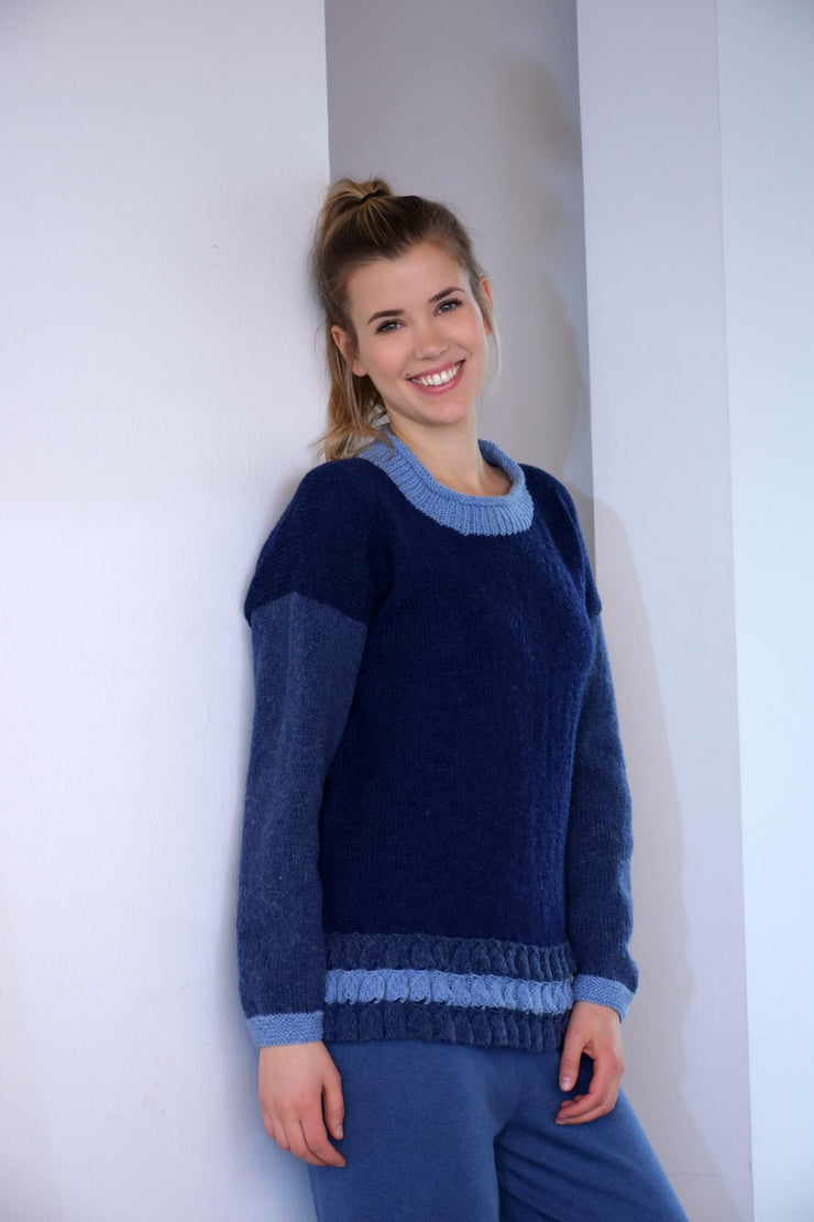 Pullover in verschiedenen Blautönen stricken