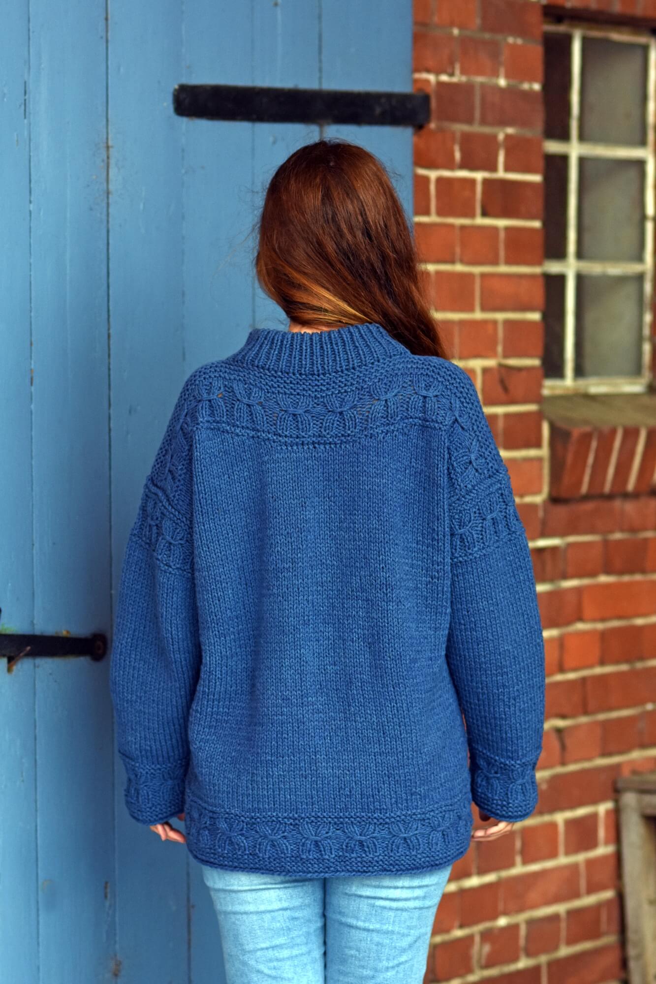Winterpullover mit Abschlüssen im Smokmuster stricken
