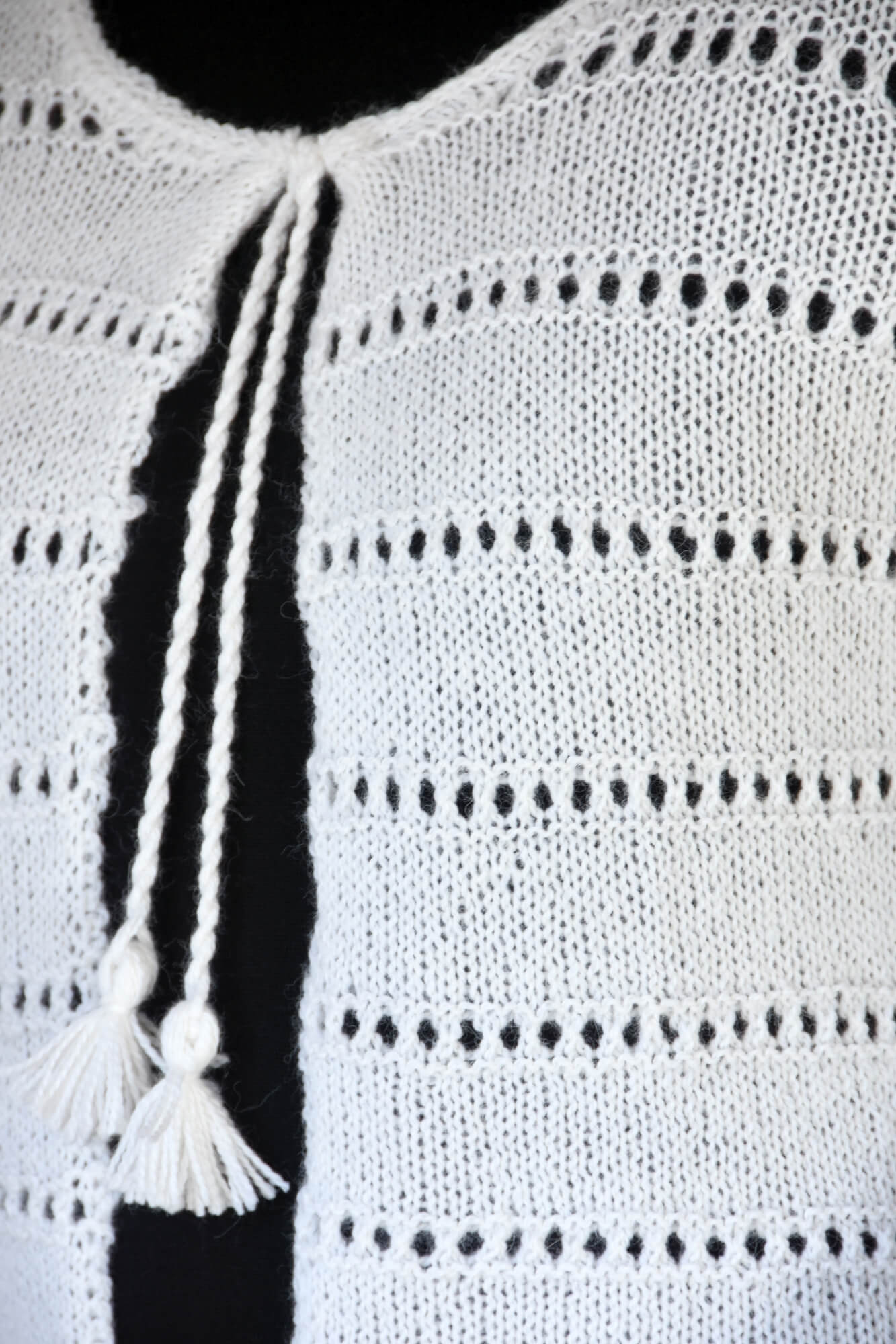 Dünne Jacke mit hübschen Verschlussbändern stricken