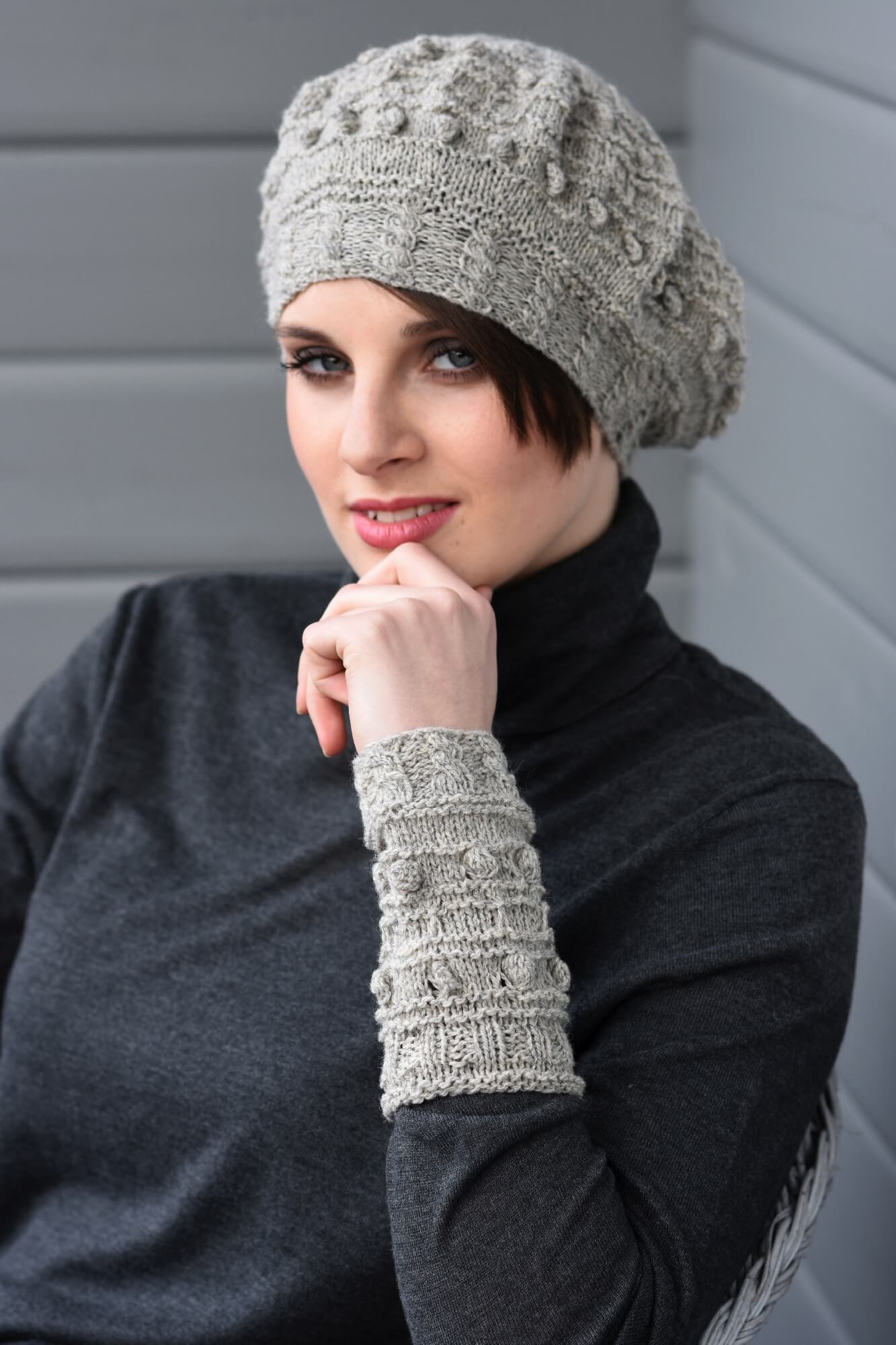 Baskenmütze und Pulswärmer mit vielen verschiedenen Strickmustern stricken