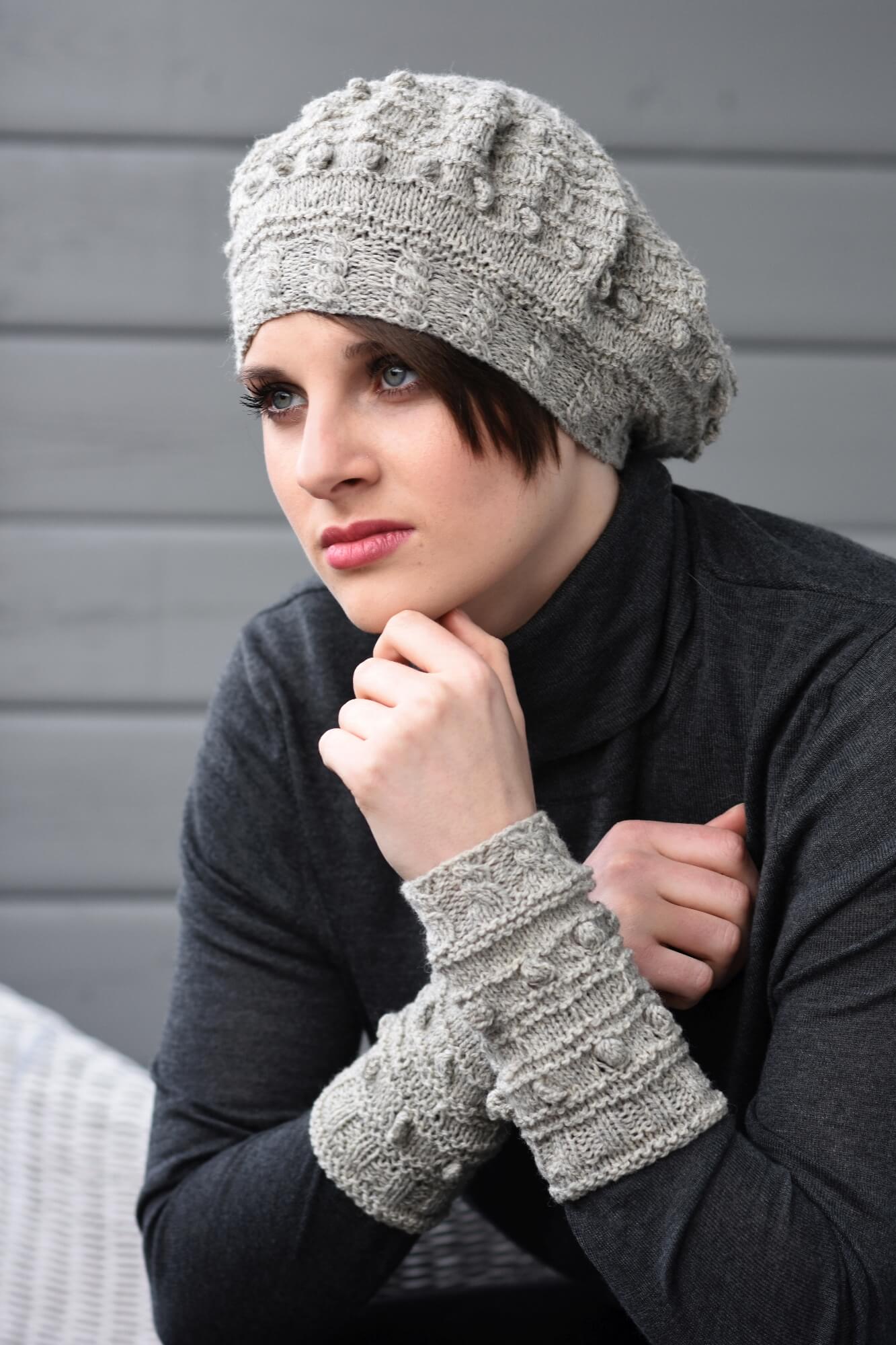 Baskenmütze und Pulswärmer mit vielen verschiedenen Strickmustern stricken