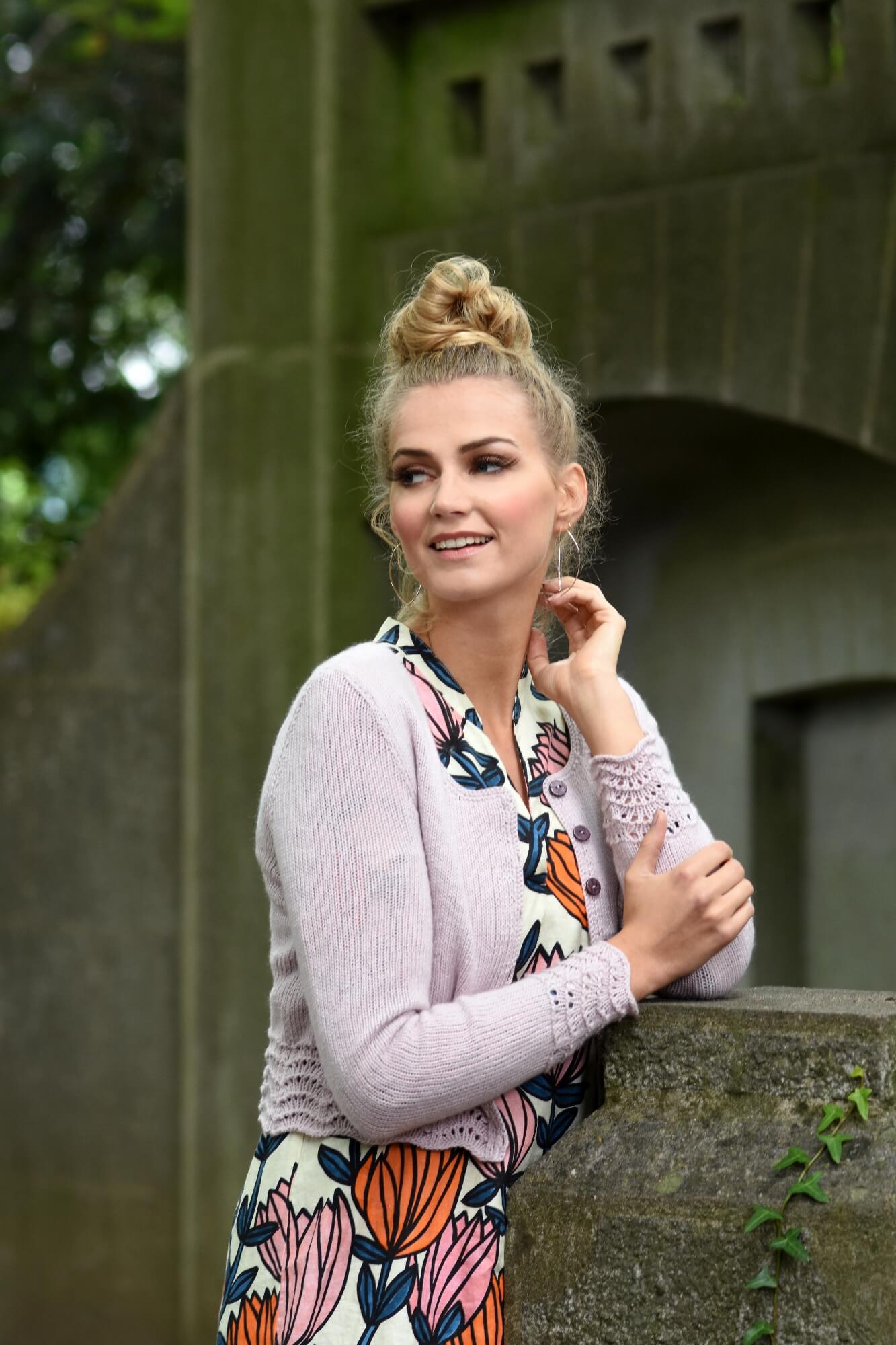 Kleine Jacke mit Lochmusterbordüren stricken