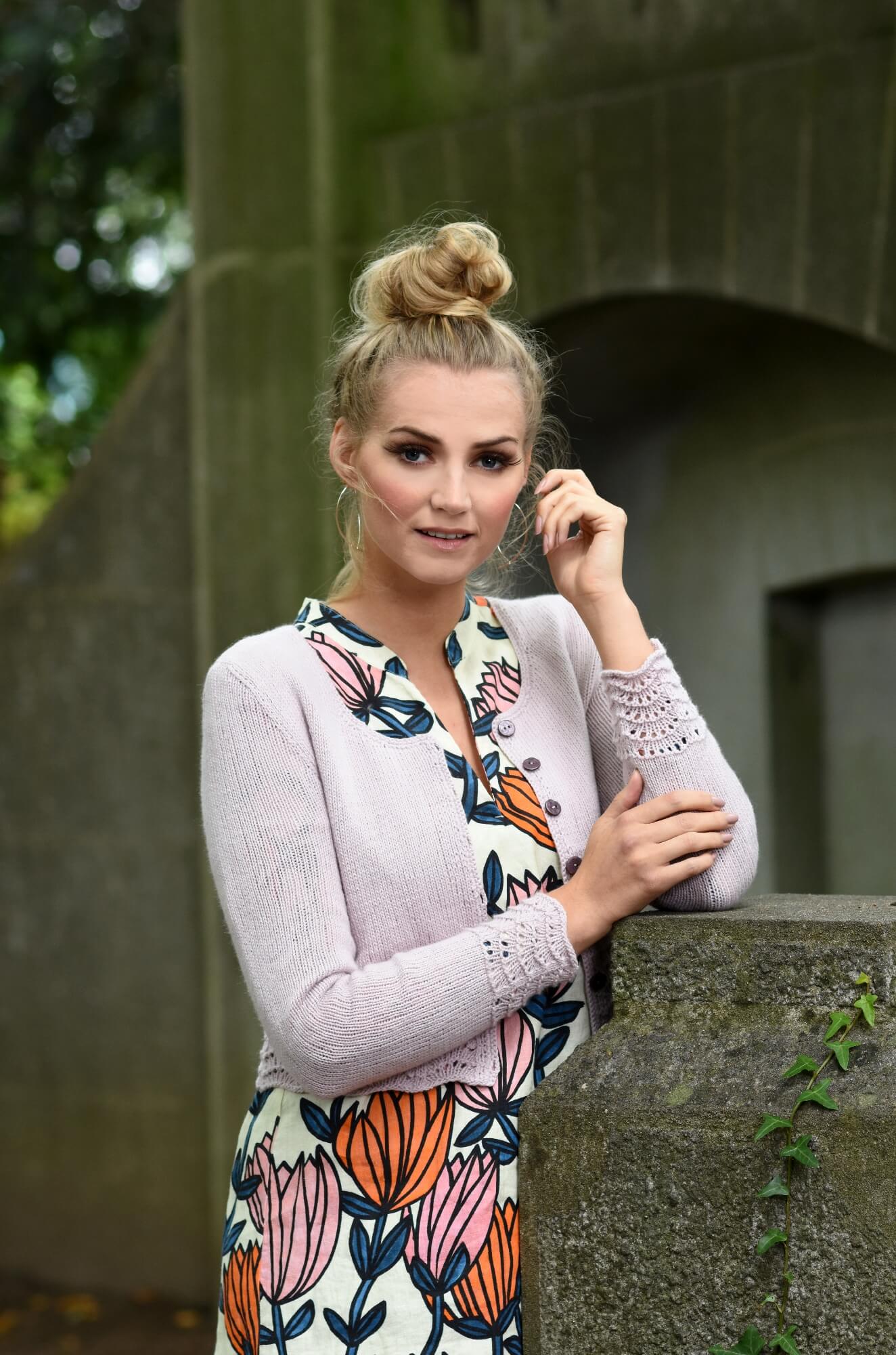 Kleine Jacke mit Lochmusterbordüren stricken