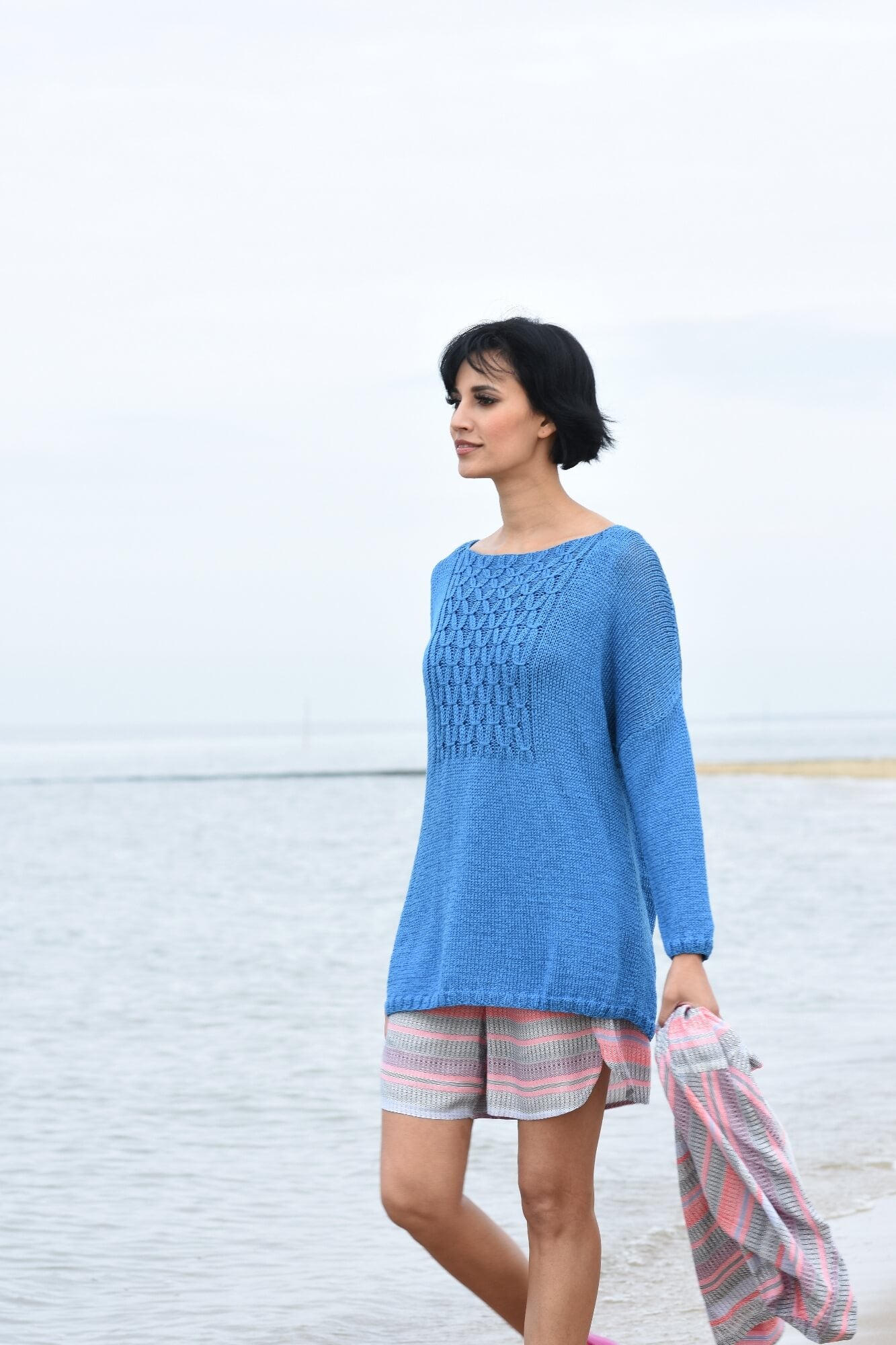 Leicht oversized Pullover mit gesmoktem Einsatz